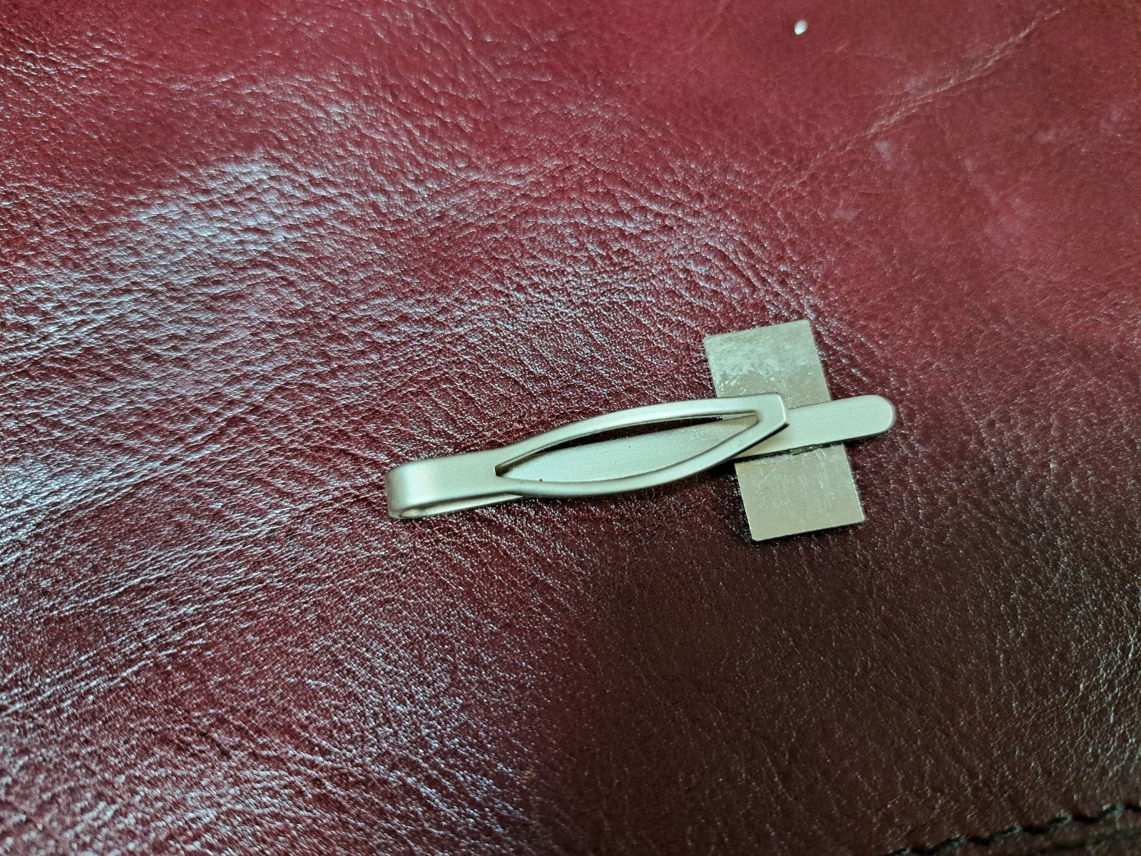 Zilverkleurige stropdasclip met blauw emaille wapen, Ophalen of Verzenden, Zo goed als nieuw, Overige materialen