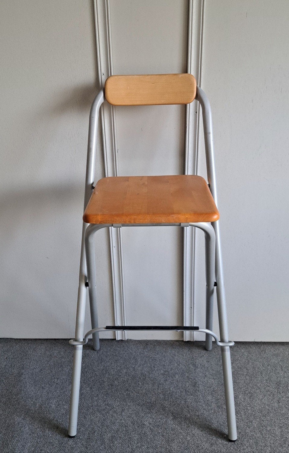 Hoge kruk met rugleuning - Metaal en Hout, Ophalen, Gebruikt, Met voetsteun, 60 tot 90 cm