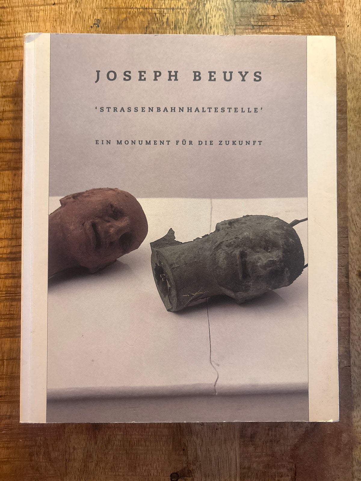 Joseph Beuys: 'Strassenbahnhaltestelle' - Een Monument, Ophalen of Verzenden, Zo goed als nieuw, Overige onderwerpen
