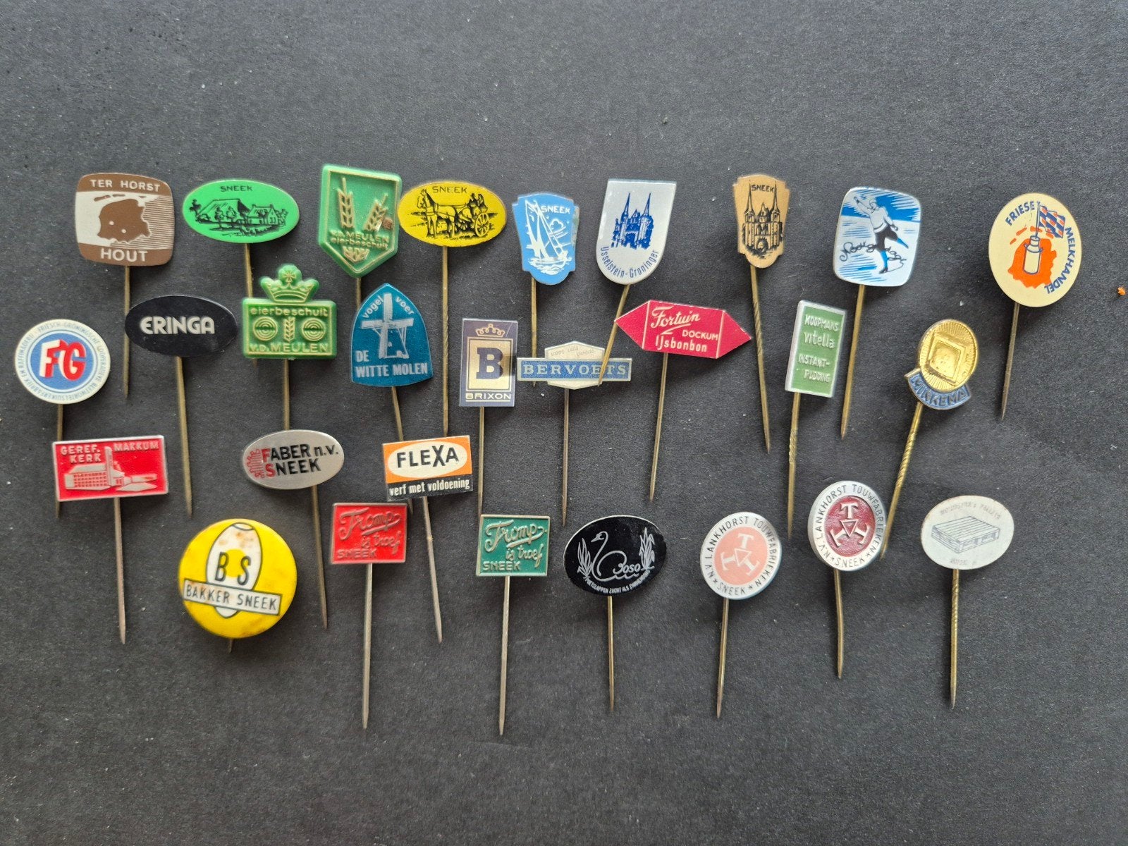 20 Vintage Pins Jaren '60 - Bedrijven Sneek/Friesland, Verzamelen, Speldjes, Pins en Buttons, Ophalen of Verzenden, Gebruikt, Overige onderwerpen