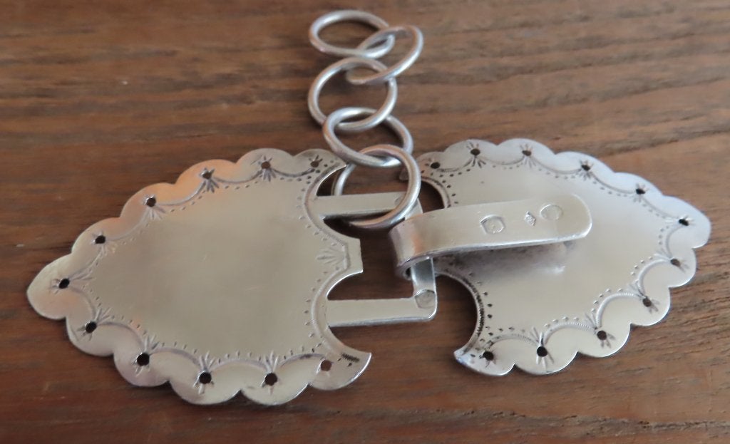 Koopje! Antieke zilveren 2 delige mantelhaak schildvorm,incl, Verzenden, Zilver