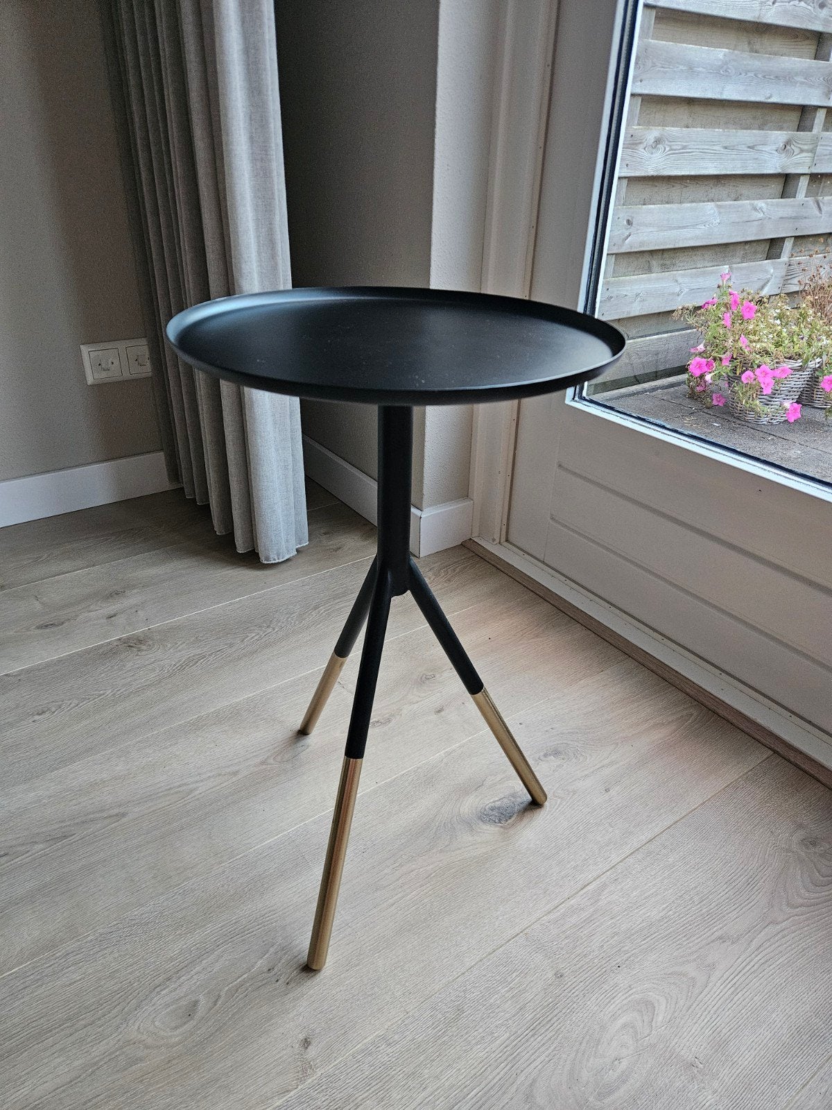 Tafeltje Dutchbone Elia zwart met goud, Minder dan 55 cm, Metaal of Aluminium, Rond, Zo goed als nieuw