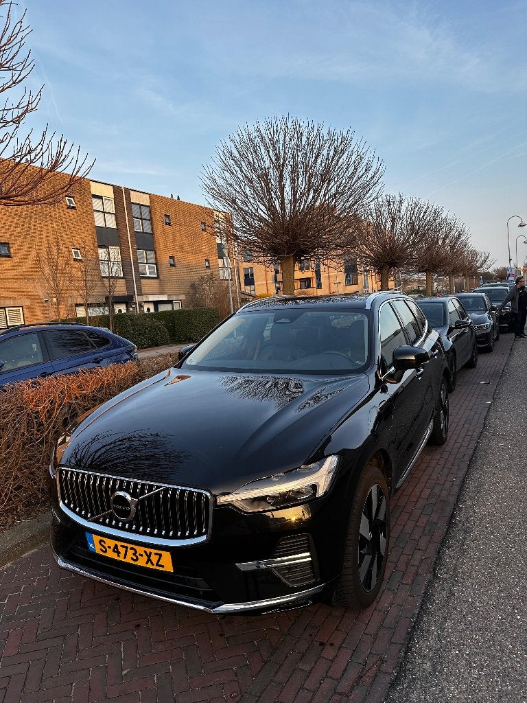 Volvo XC60 T6 Plug-in Hybrid 350pk Aut AWD 2023 Zwart, Auto's, Automaat, Zwart, 1969 cc, 138 €/maand