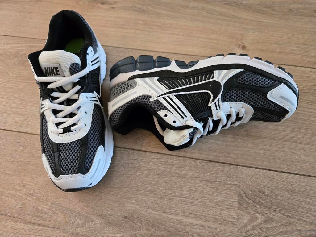 Nike Air Zoom Vomero 5 maat 40 donkergrijs, Ophalen of Verzenden, Zo goed als nieuw