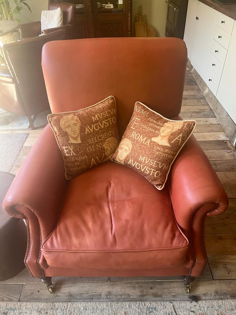 Leren fauteuil met nageldetails en wieltjes, Huis en Inrichting, Fauteuils, Gebruikt, 100 tot 125 cm, Leer, Ophalen of Verzenden