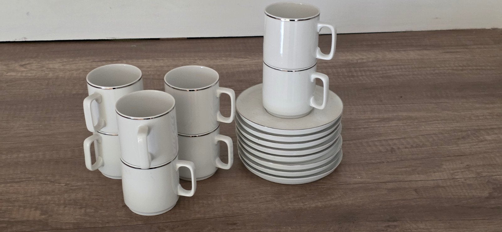Witte kopjes en schotels met zilveren rand - 6 stuks, Gebruikt, Keramiek, Ophalen of Verzenden, Modern