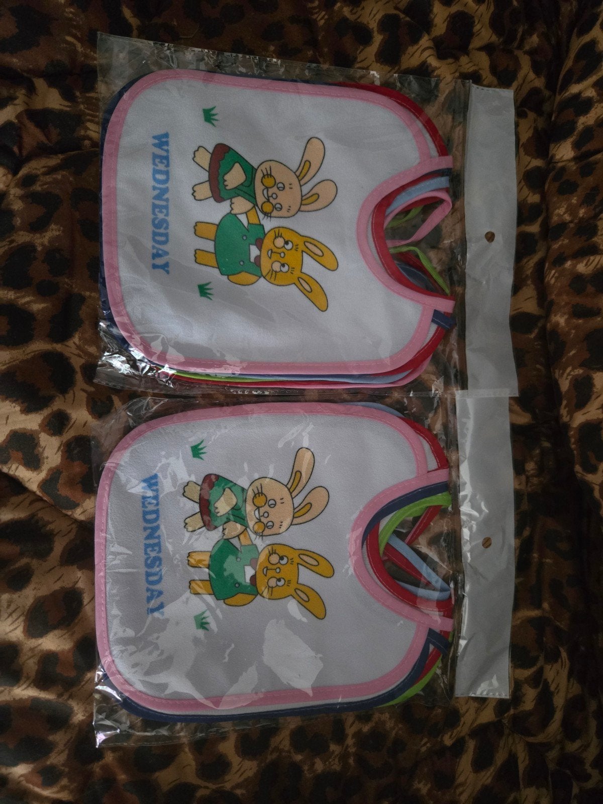 14 Nieuw Slabbetjes met Dagen Printjes nog in verpakking, Kinderen en Baby's, Ophalen, Nieuw