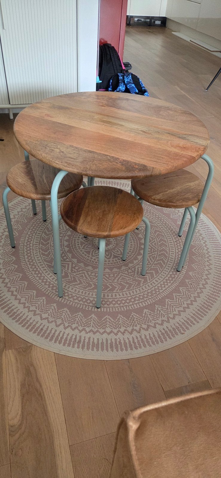 Kidsdepot tafeltje met 4 krukjes - Zo goed als nieuw, Ophalen, Zo goed als nieuw, Tafel(s) en Stoel(en)