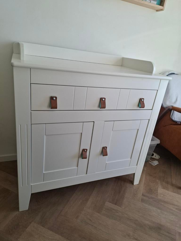 Witte commode met leren handgreepjes, Ophalen, 50 tot 70 cm, Opstaande rand, 100 cm of meer