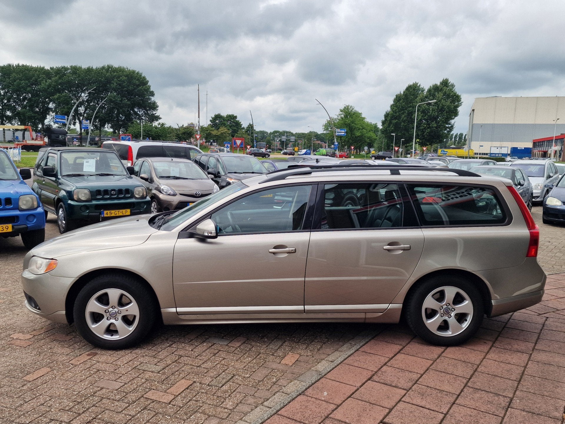Volvo V70 2.4D D5 Momentum - Leer - Navi - Automaat -, Zwart, 163 pk, Diesel, Euro 4