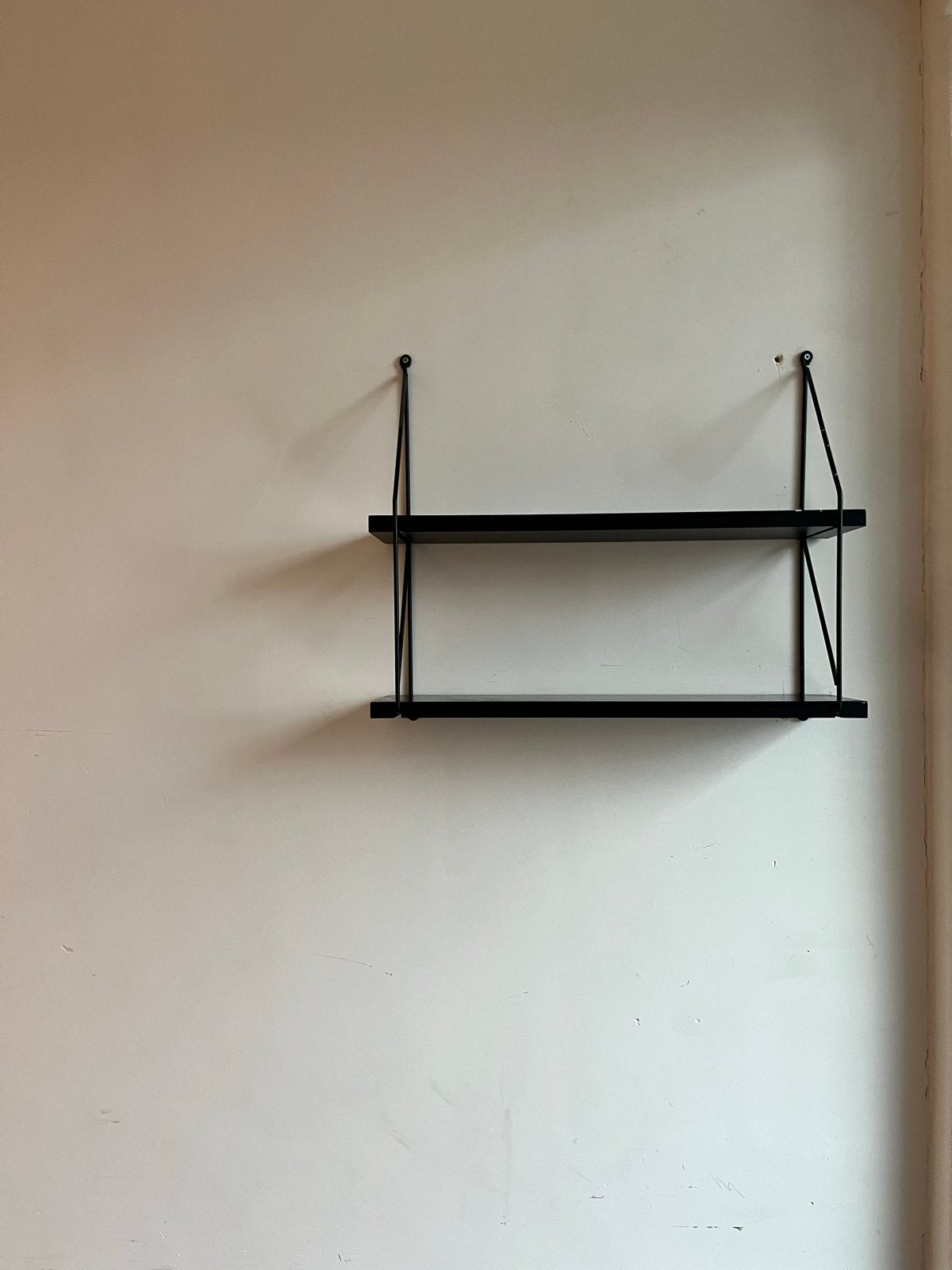 Zwart wandrek met twee planken, Huis en Inrichting, Woonaccessoires | Wandplanken en Boekenplanken, Ophalen of Verzenden, Gebruikt