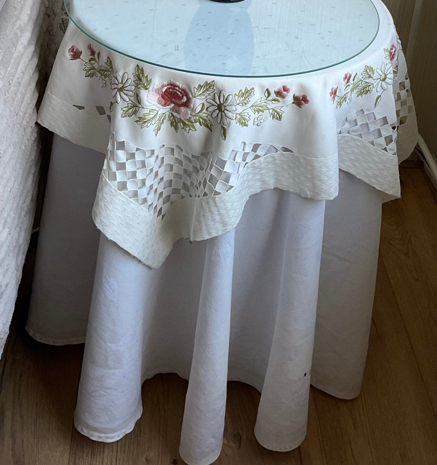 Ronde houten bijzettafel met glazen plaat, Minder dan 55 cm, Rond, Zo goed als nieuw, Ophalen