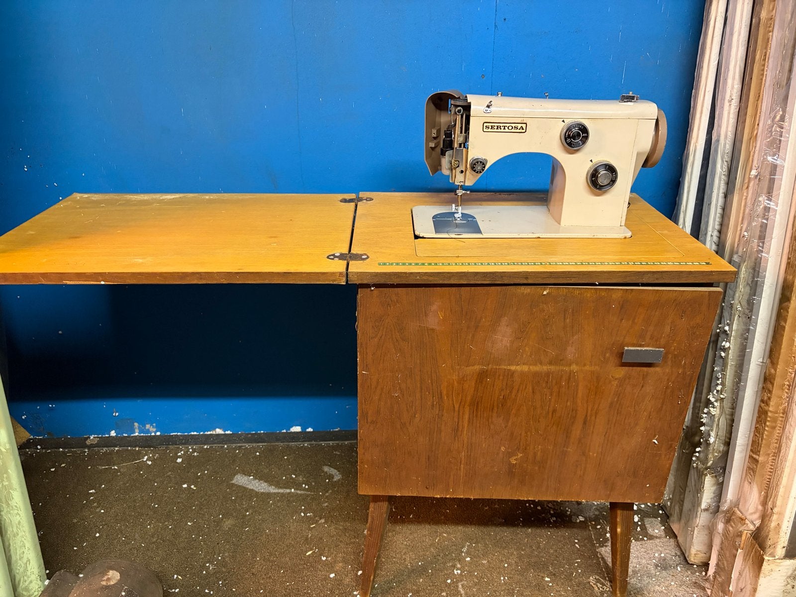 Vintage Sertos Naaimachine met Meubel en Accessoires, Ophalen, Gebruikt, Naaimachine, Overige merken