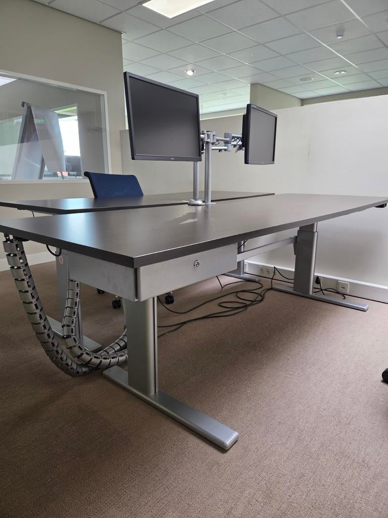 In hoogte verstelbaar bureau met kabelgoot, Ophalen