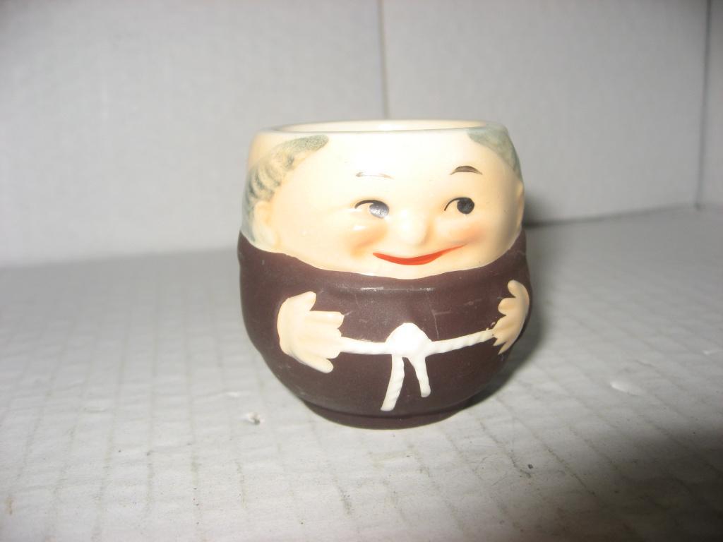 Goebel porselein patertje eierdopje, Ophalen of Verzenden, Zo goed als nieuw, Porselein, Beeldje(s)