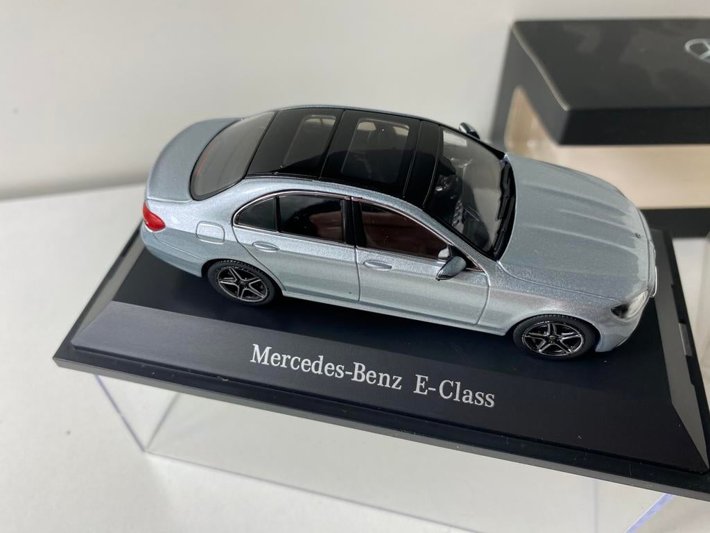 1:43 MERCEDES BENZ E/class-in dealer package, Hobby en Vrije tijd, Modelauto's | 1:43, Ophalen of Verzenden, Nieuw, Auto, Overige merken
