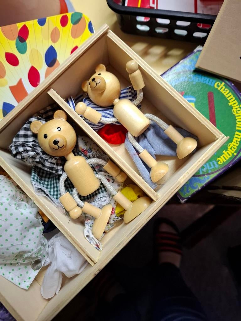 Houten berenpoppen met kleding in doos, Ophalen of Verzenden