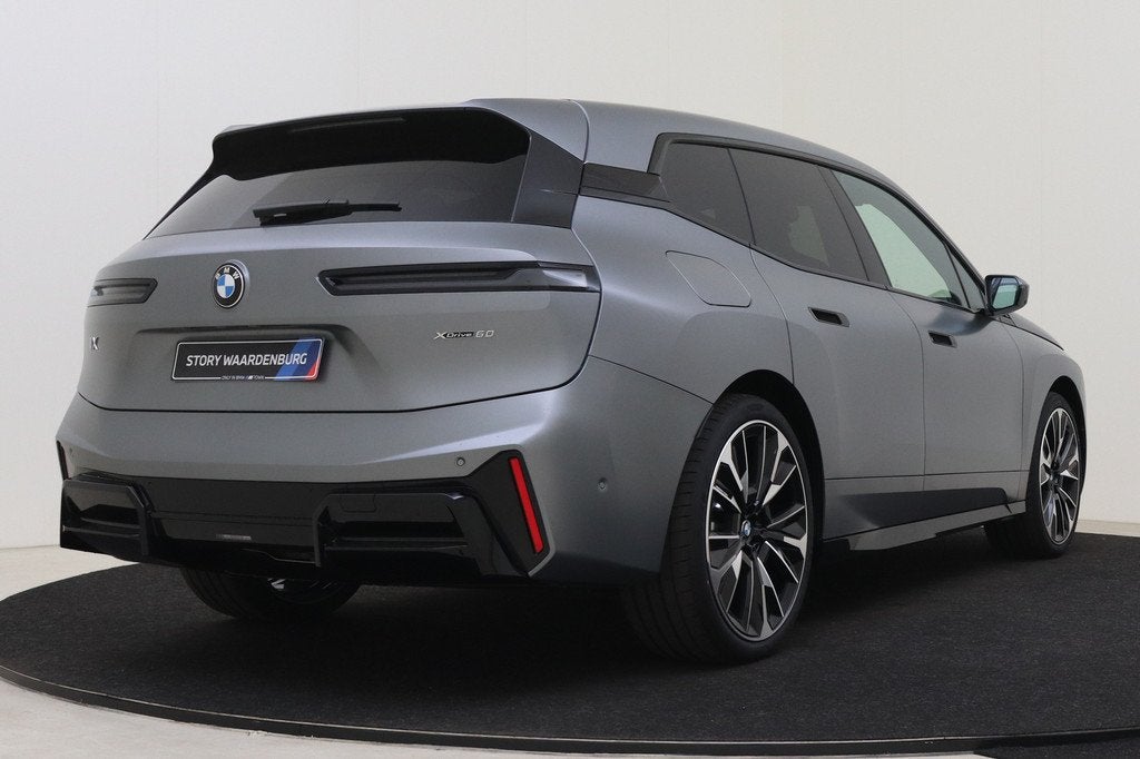 BMW iX xDrive60 M Sport / Panoramadak Sky Lounge / Trekhaak, Auto's, BMW, IX, Leder, 2480 kg, SUV of Terreinwagen