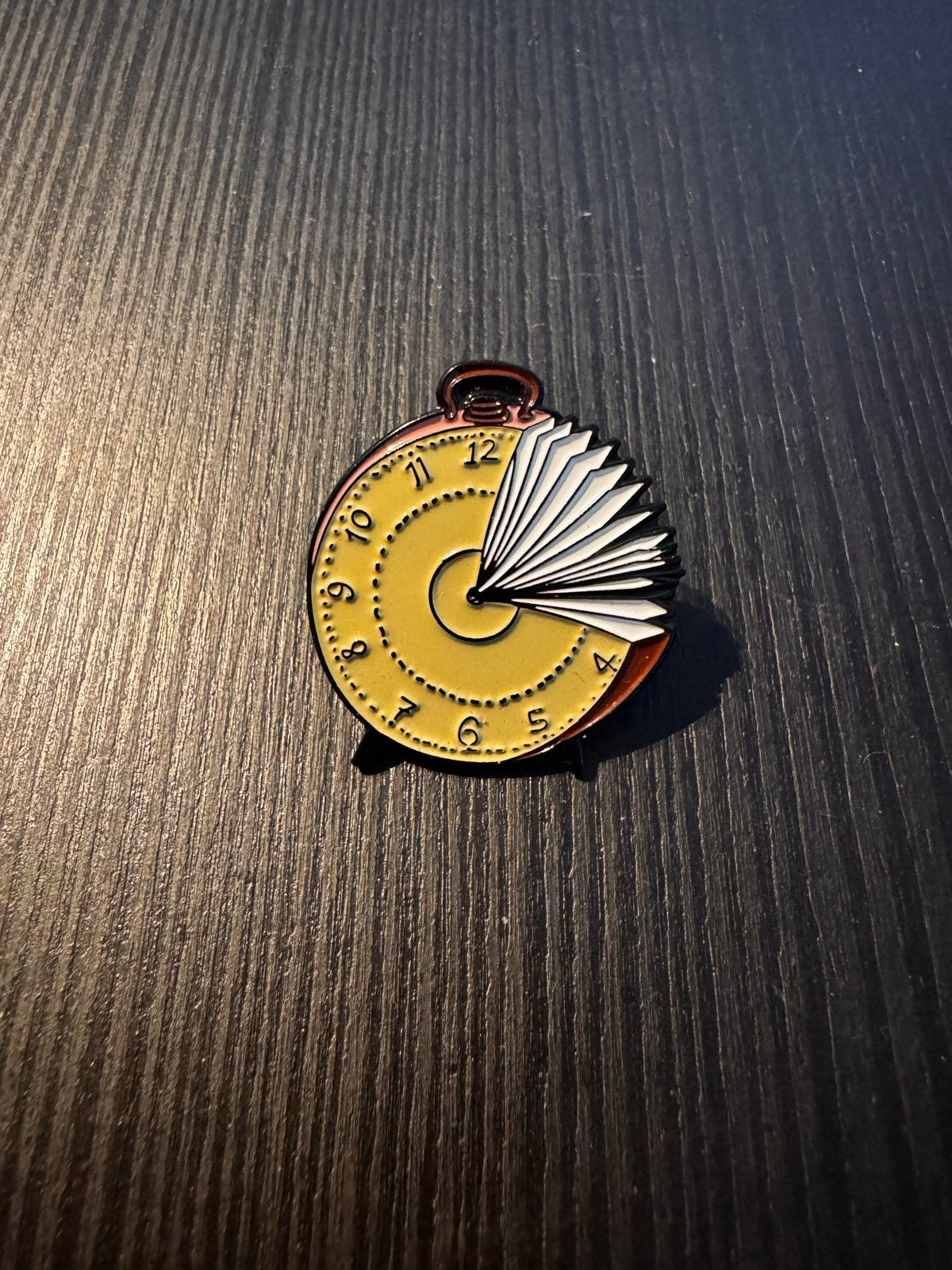 Leuke klok met schriftblaadjes pin-broche, Ophalen of Verzenden, Nieuw, Overige onderwerpen, Speldje of Pin