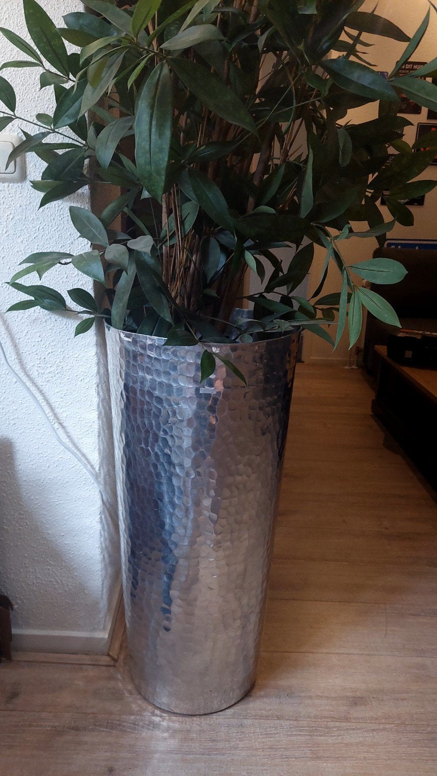 Grote zilverkleurige vaas / plantenbak met hamerslag, Ophalen, Gebruikt, Met patroon/structuur, Metaal