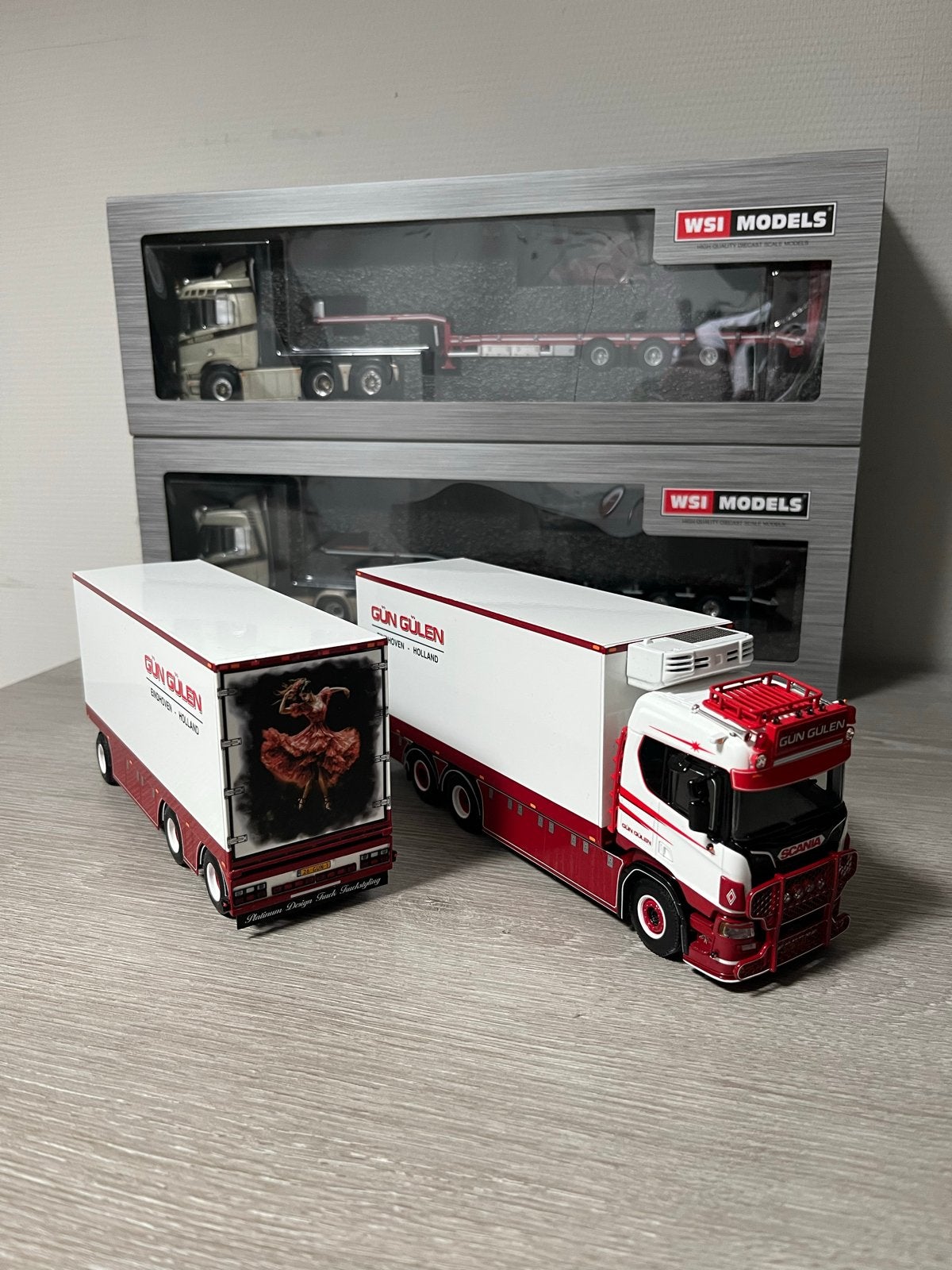 WSI Models Gun Gulen Scania Vrachtwagen met Oplegger, Overige merken, 1:32 tot 1:50, Ophalen of Verzenden, Zo goed als nieuw