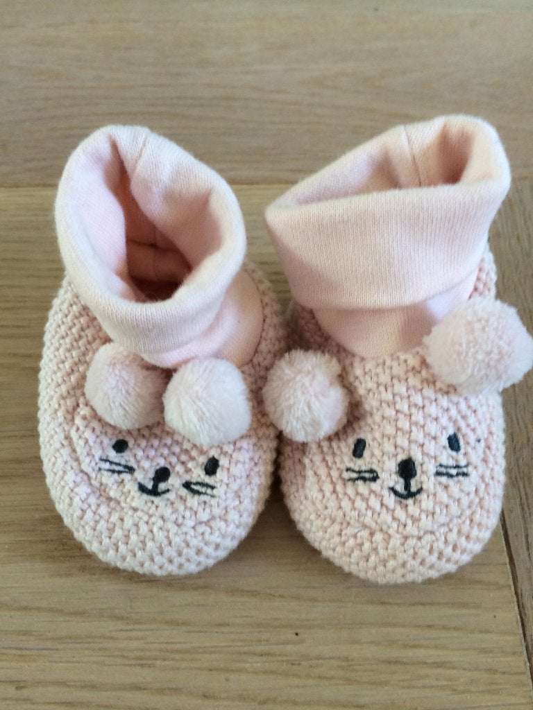Schattige gebreide slofjes met kattenkopjes mt12/13 (9,5 cm), Kinderen en Baby's, Babykleding | Schoentjes en Sokjes, Slofjes