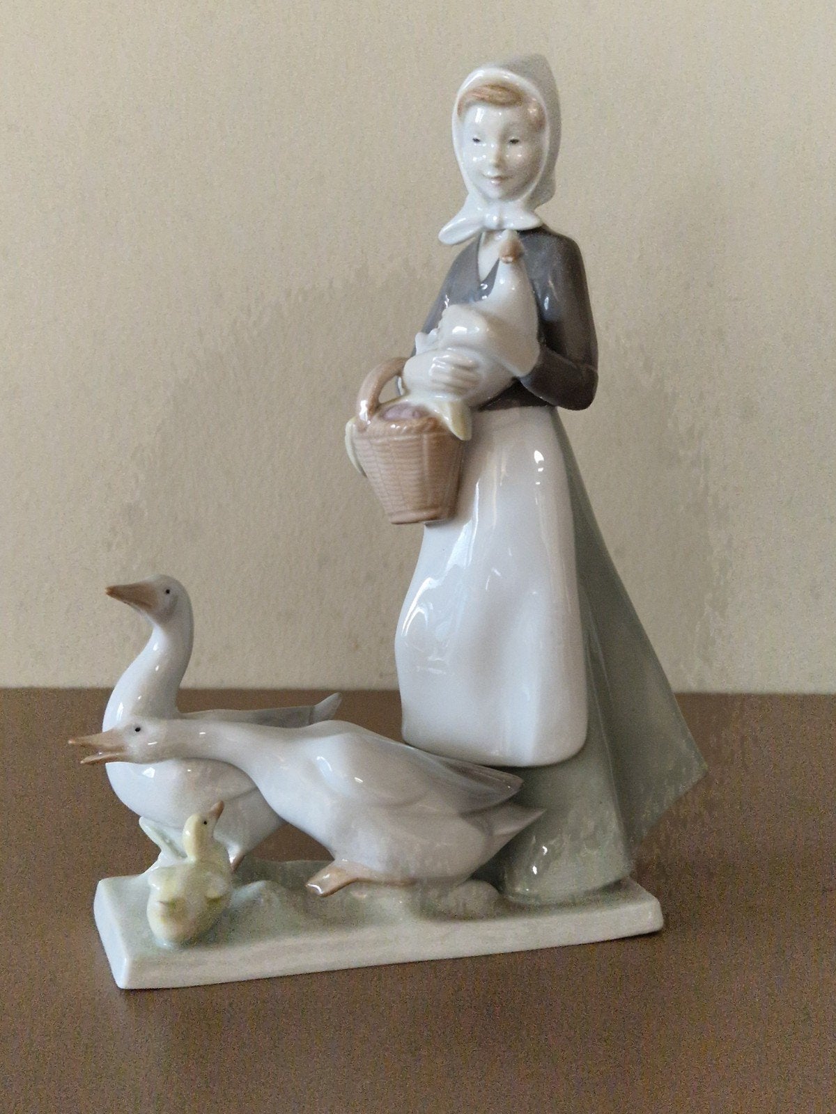 Vintage Lladro porseleinen beeldje: Vrouw met ganzen, Verzamelen, Ophalen of Verzenden
