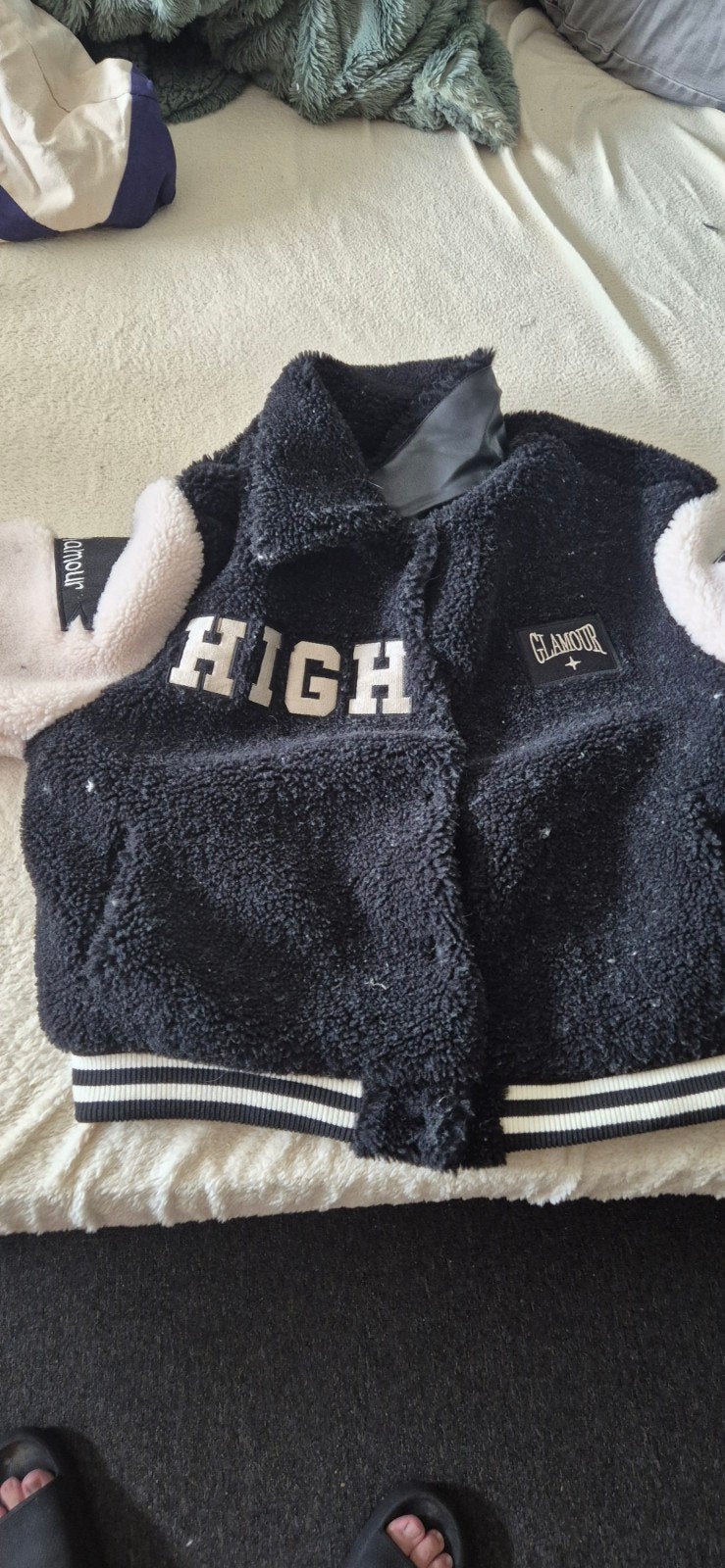 Zwart-witte teddy varsity jas met patches, Maat 38/40 (M), Zwart, Ophalen of Verzenden, Onbekend