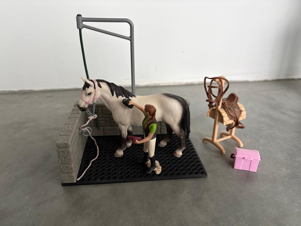 Schleich Paardenwasplaats met paard en ruiter, Ophalen of Verzenden, Zo goed als nieuw, Paard, Beeldje of Figuurtje