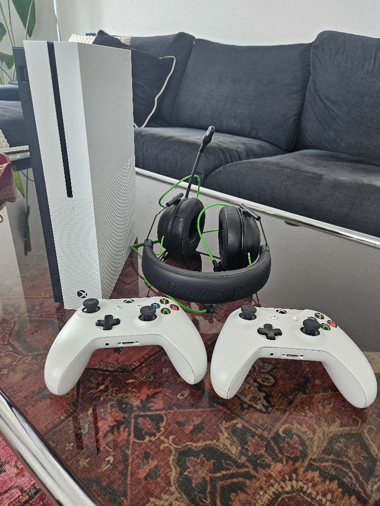 Xbox One S - met 2 controllers, Spelcomputers en Games, Spelcomputers | Xbox One, Gebruikt, Xbox One S, 1 TB, Met 2 controllers