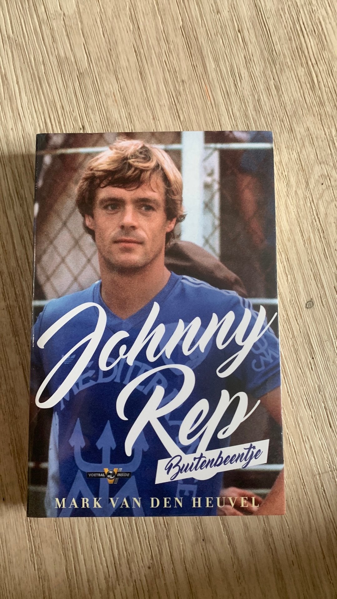 Johnny Rep Buitenbeentje (nieuw in folie), Mark van den Heuvel, Nieuw, Ophalen of Verzenden, Sport