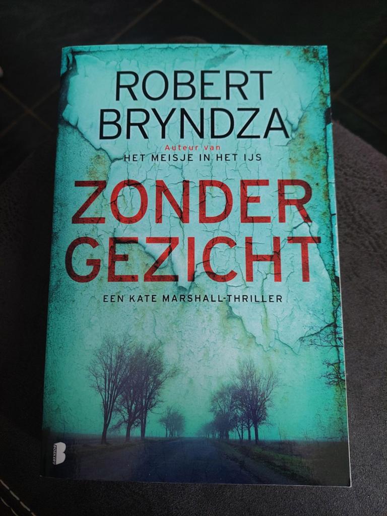 Zonder gezicht  Robert Bryndza, Boeken, Thrillers, Ophalen of Verzenden, Nieuw