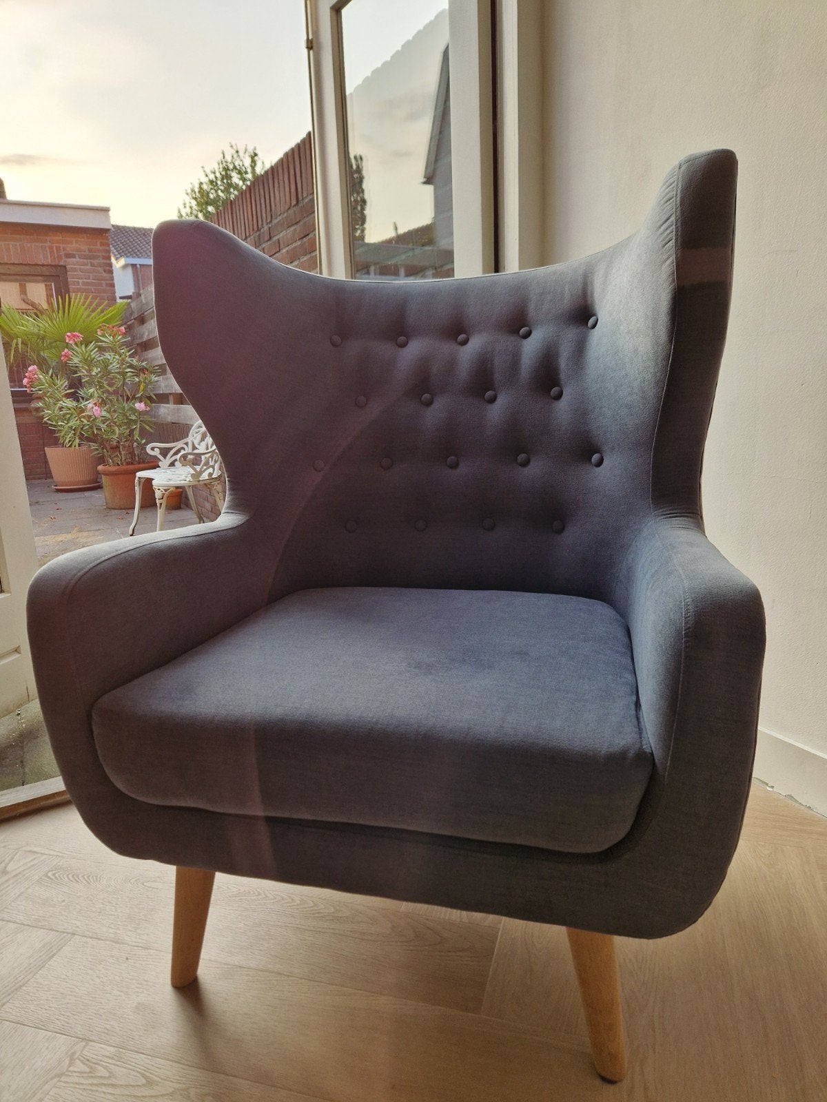Comfortabele grijs/blauwe fauteuil met knoopdetails, Ophalen, Modern, Scandinavisch, 75 tot 100 cm, Zo goed als nieuw