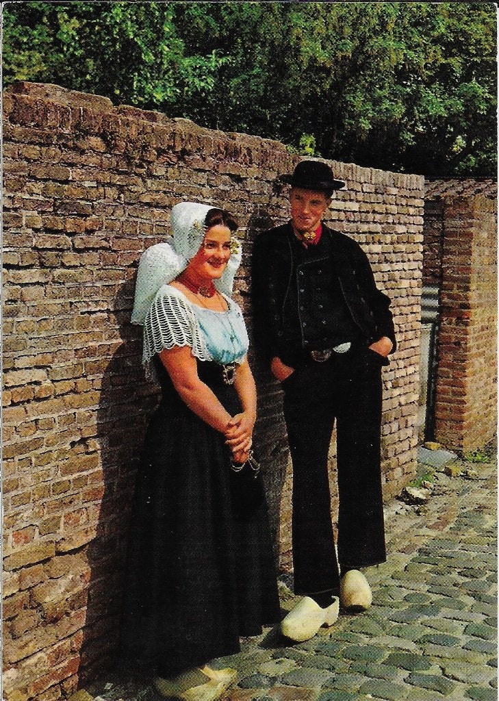 Y63 Gelopen ansichtkaart klederdracht zeeland, Ophalen of Verzenden, 1980 tot heden, Gelopen, Zeeland