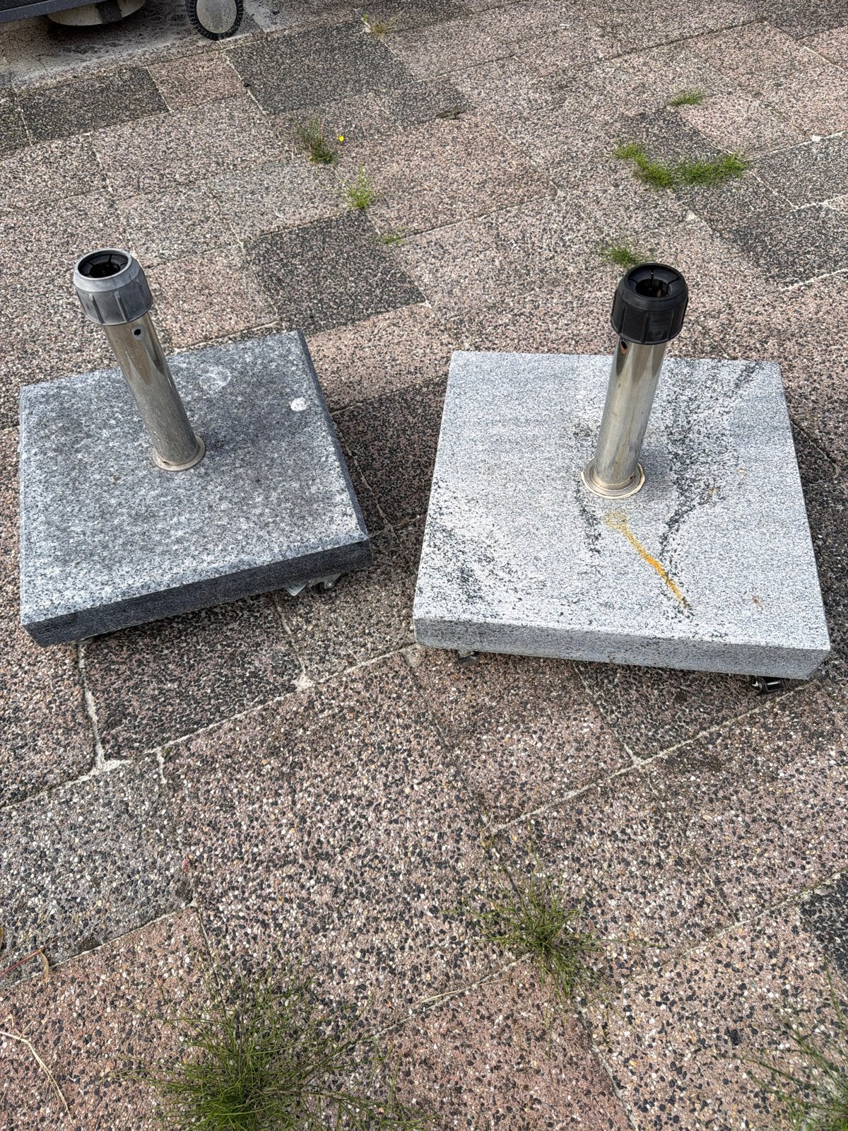 Twee stevige parasolvoeten van graniet op wieltjes, Tuin en Terras, Ophalen, Gebruikt, Parasolvoet