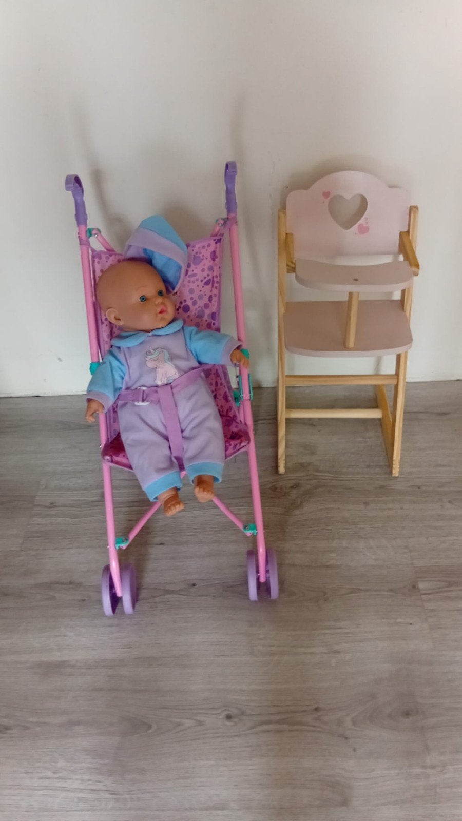Pop met buggy en eet stoeltje en benodigdheden voor de pop, Ophalen, Zo goed als nieuw, Babypop