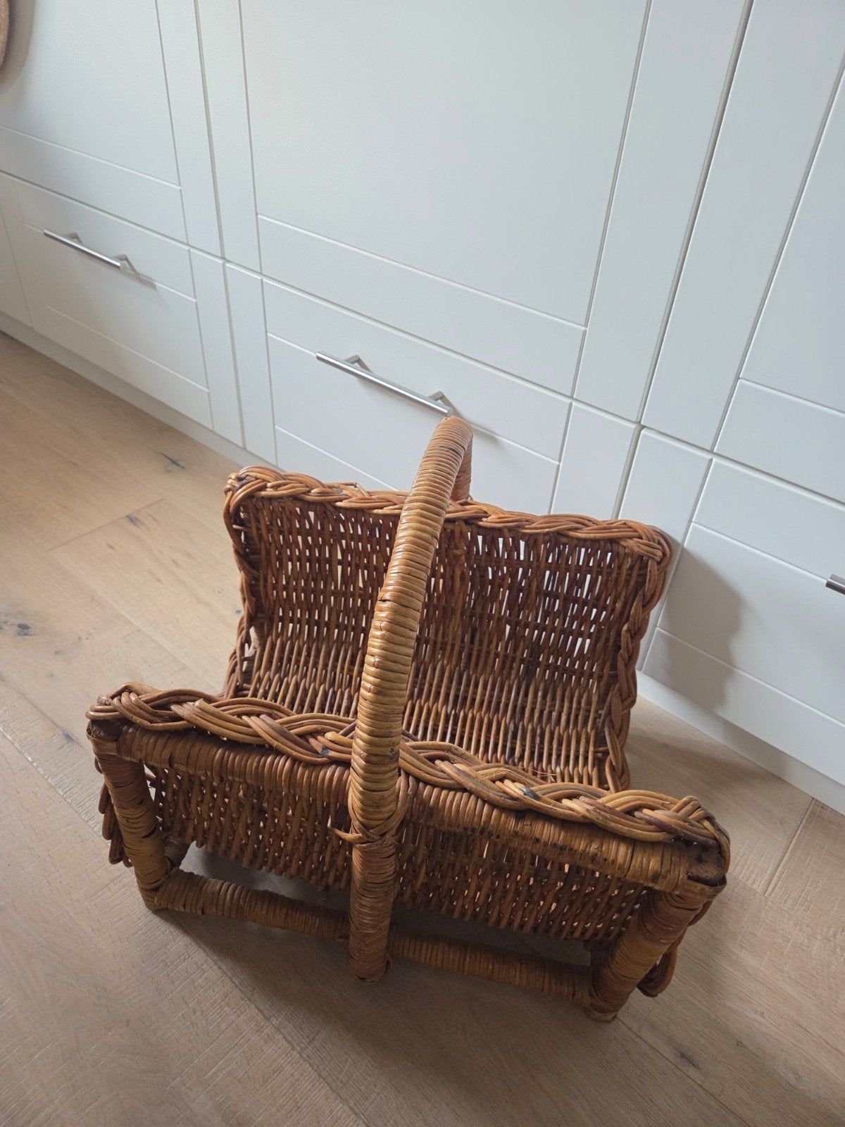 Rotan tijdschriftenrek / houtmand met hengsel., Gebruikt, Ophalen of Verzenden, Landelijk, Natuurlijk materiaal
