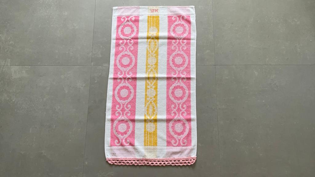 Vintage handdoek geel roze wit, Ophalen of Verzenden, Gebruikt, Overige kleuren, Handdoek