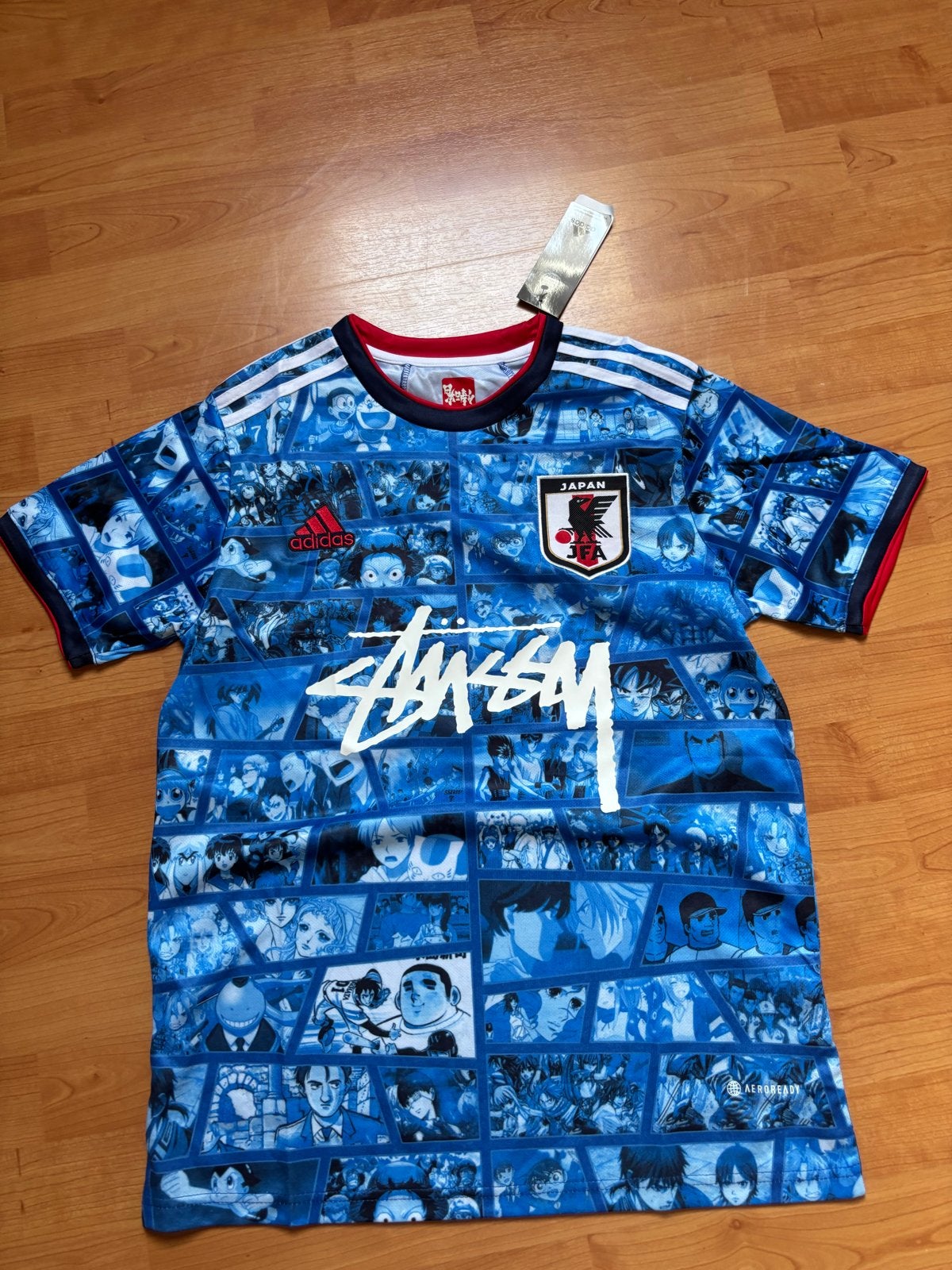 Adidas Japan x Stussy Anime Voetbalshirt - Nieuw met labels, Kleding | Heren, T-shirts, Ophalen of Verzenden, Nieuw, Maat 46 (S) of kleiner