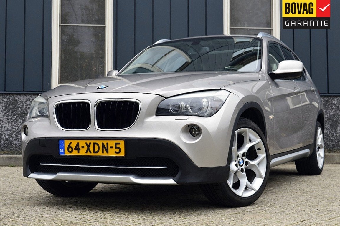 BMW X1 sDrive20i Rijklaarprijs-Garantie Navigatie Sport Inte, Auto's, 4 cilinders, Grijs, 184 pk, SUV of Terreinwagen
