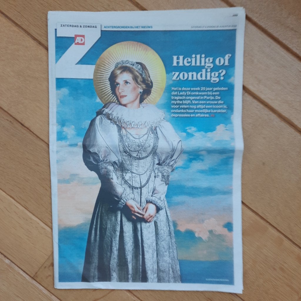 AD Bijlage Lady Di - Heilig of zondig? - Diana Spencer, Verzamelen, Koninklijk Huis en Royalty, Ophalen of Verzenden, Kaart, Foto of Prent