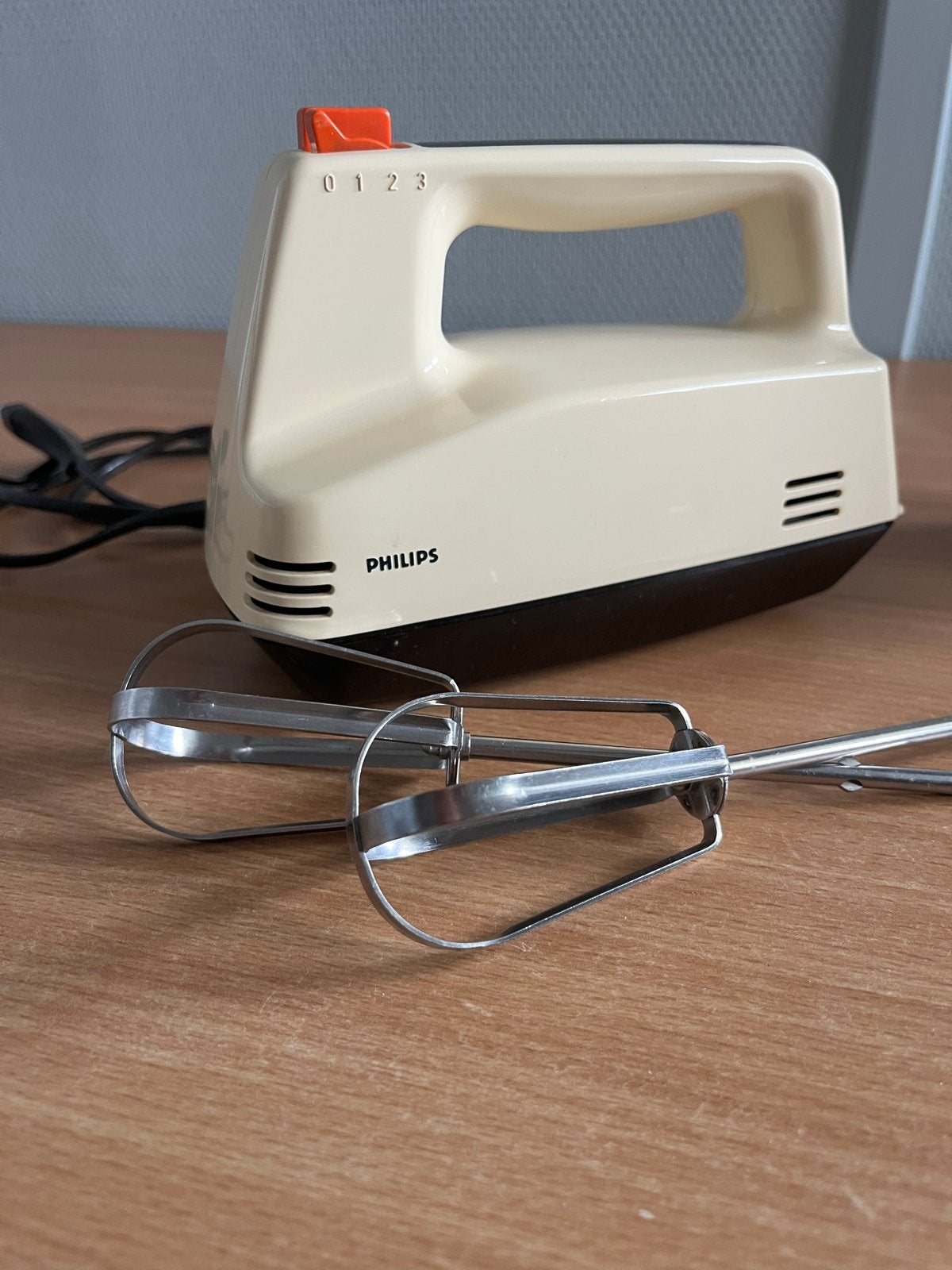 Vintage Philips handmixer + keukenweegschaal, Witgoed en Apparatuur, Minder dan 1 liter, Ophalen, Gebruikt, 3 snelheden of meer