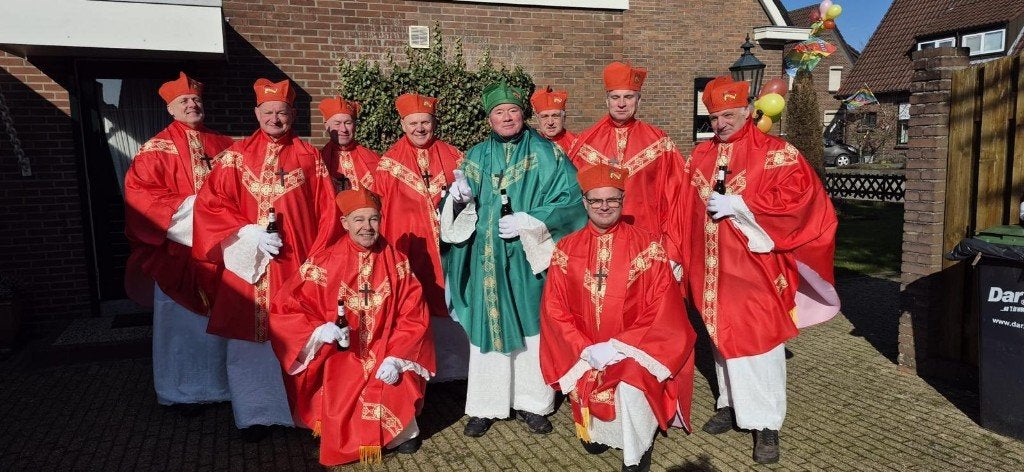 Pastoorspakken voor carnavalsloopgroep, Carnaval, Maat 46/48 (XL) of groter, Ophalen of Verzenden, Kleding