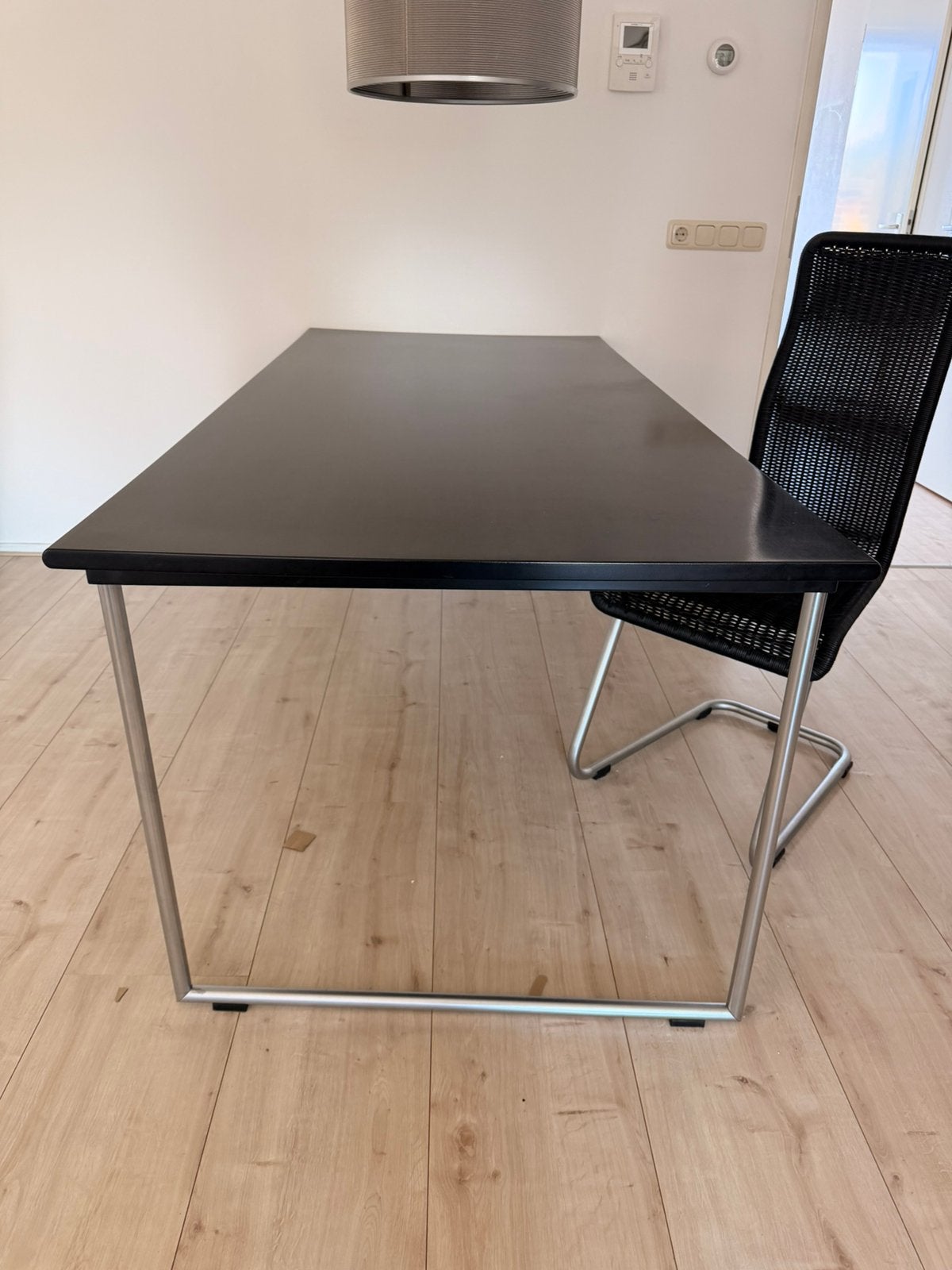 Eettafel met houten blad op metalen frame, 200 cm of meer, 50 tot 100 cm, Zo goed als nieuw, Vijf personen of meer