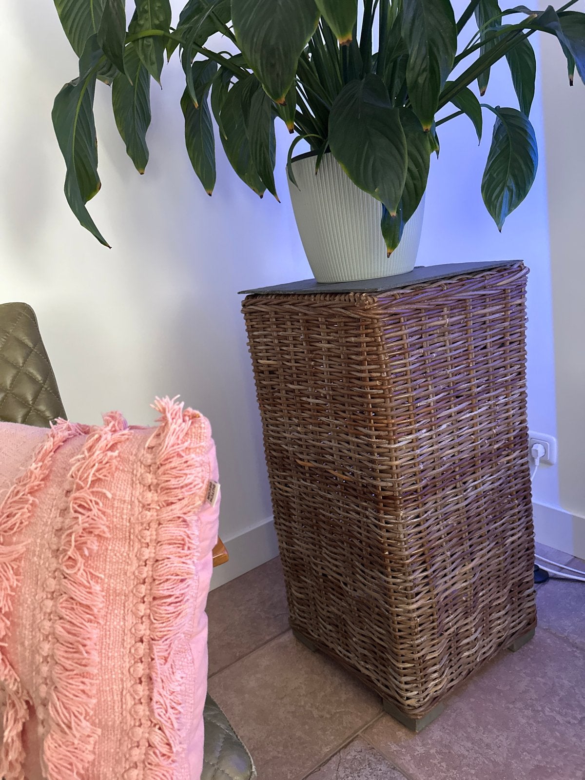 Rotan plantenstandaard met leistenen blad, Huis en Inrichting, Woonaccessoires | Overige, Ophalen, Gebruikt, Landelijk, Natuurlijk materiaal