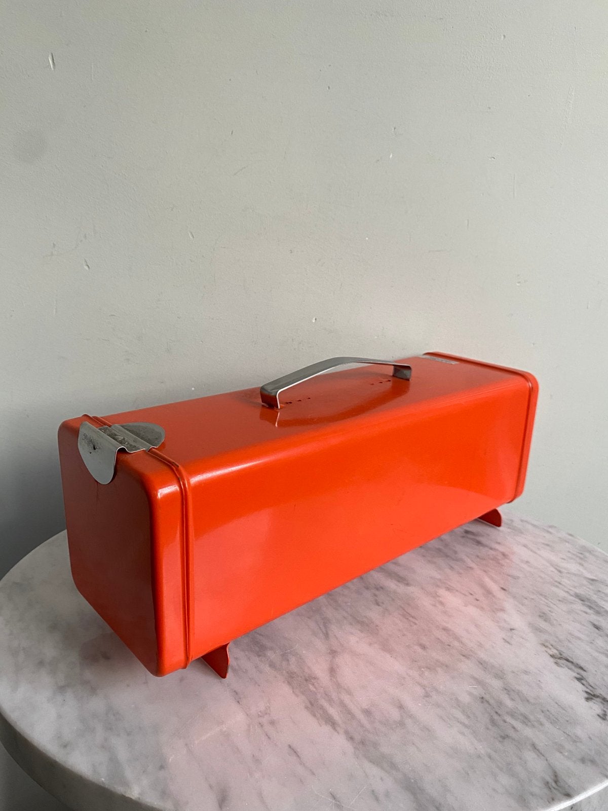 Vintage Retro Brabantia oranje ontbijtkoek blik met plankje, Ophalen of Verzenden, Gebruikt, Oranje