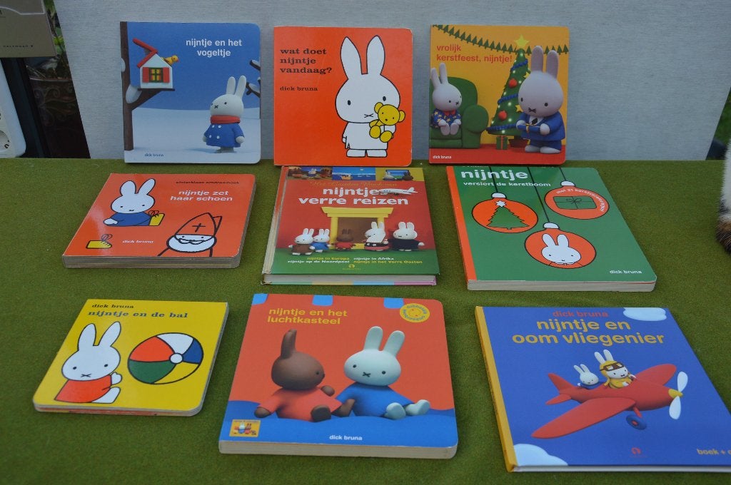 9 Nijntje boeken met kartonnen omslag: Vrolijk kerstfeest, Gelezen, Fictie algemeen, Jongen of Meisje, Ophalen of Verzenden
