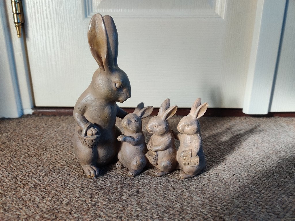 Konijnen beeld konijnen moeder met 3 kleintjes 17x15x7, Verzamelen, Verzenden, Gebruikt, Dier