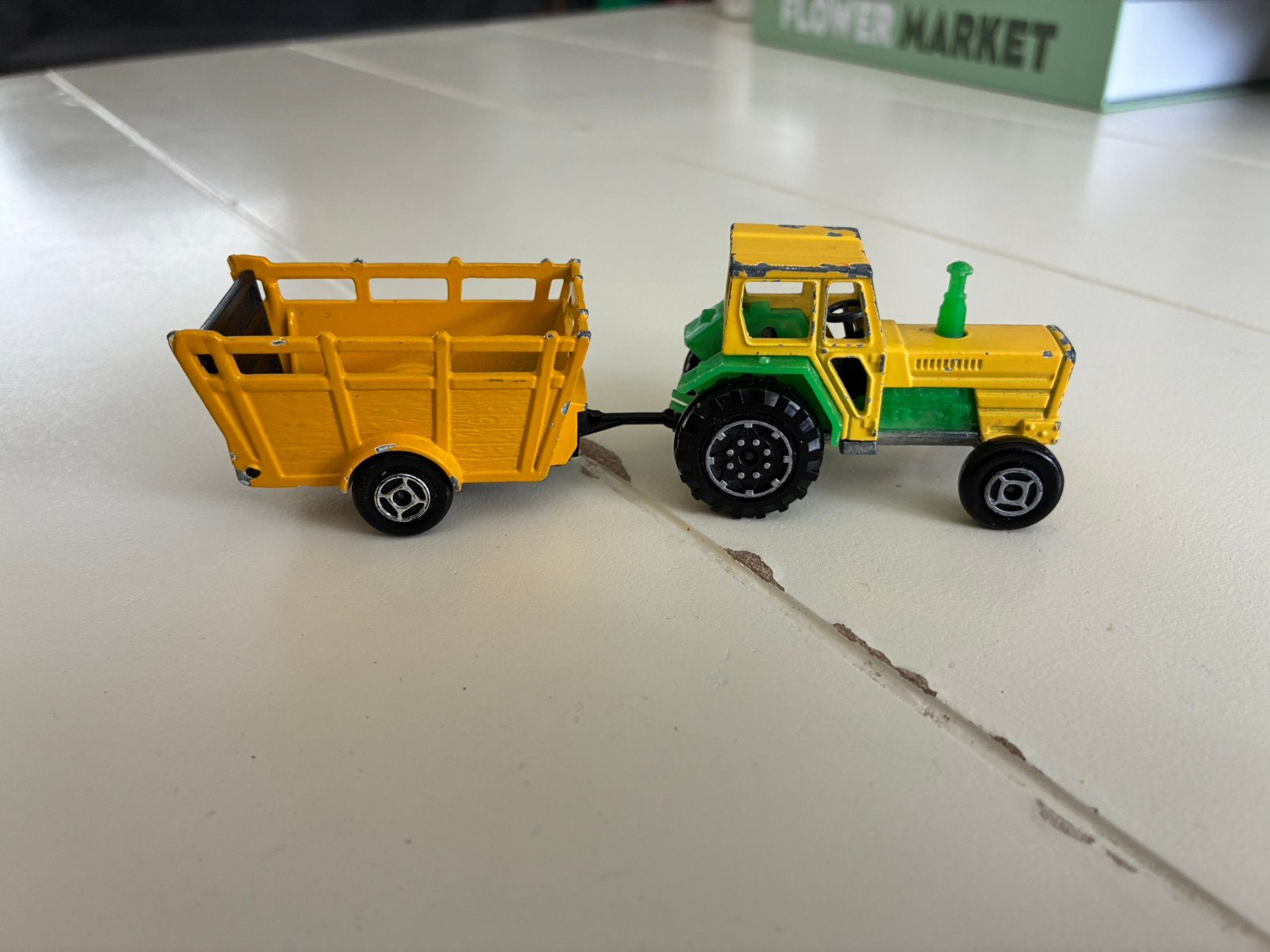 Majorette tractor met aanhanger Geel, Ophalen of Verzenden, Tractor of Landbouw