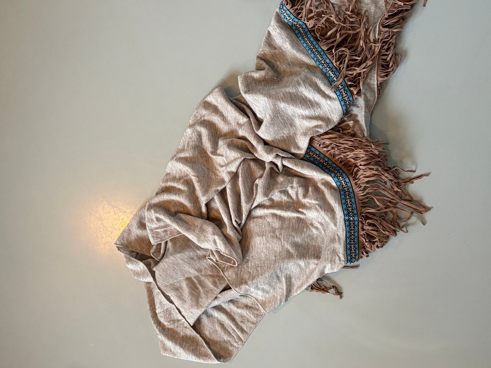 Stijlvolle poncho met franjes en turquoise accenten, Kleding | Dames, Truien en Vesten, Zo goed als nieuw, Maat 38/40 (M), Beige
